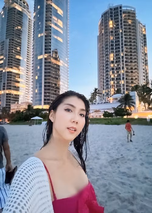 Ngọc Quyên mặc gợi cảm trong chuyến du lịch biển.