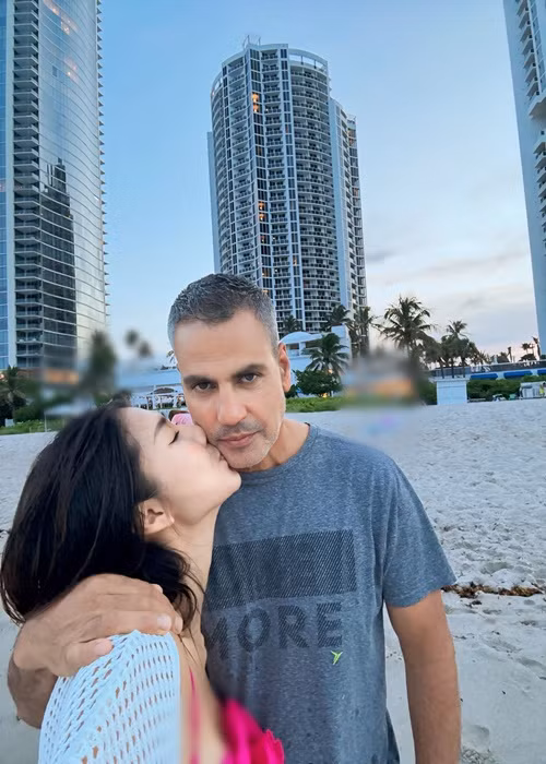 Khoảnh khắc chân dài sinh năm 1988 hôn má người yêu ngoại quốc.