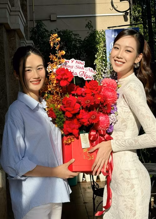 Nàng hậu ăn mặc giản dị khi chúc mừng sinh nhật Hoa hậu Bảo Ngọc.