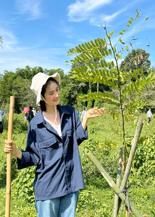 Khi tham gia các hoạt động từ thiện, tình nguyện, Ý Nhi mặc đơn giản.