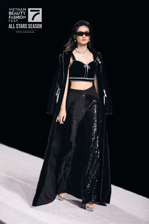 Ý Nhi làm người mẫu trong chương trình thời trang sau khi về Việt Nam.