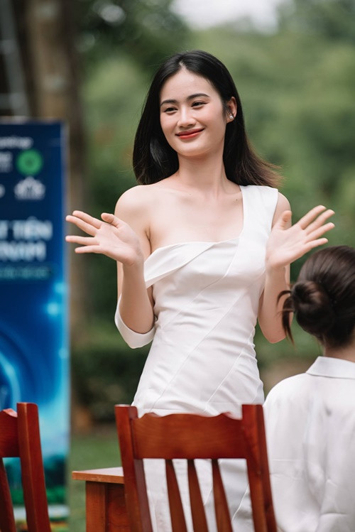 Hoa hậu Ý Nhi thường chọn váy áo đơn sắc, độ gợi cảm vừa đủ khi tái xuất showbiz.
