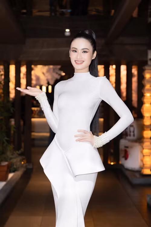 Ý Nhi khoe vóc dáng thon gọn với đầm bó sát, kín đáo.