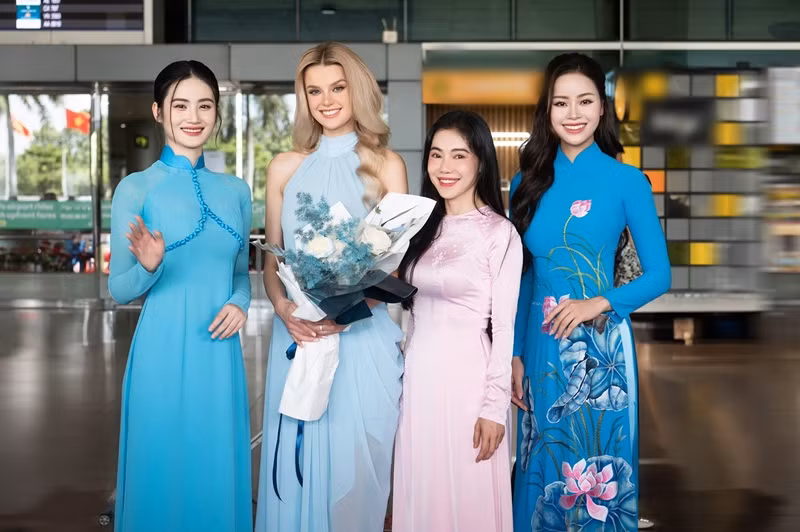 Ý Nhi diện áo dài, đọ sắc đương kim Miss World Krystina Pyszkovva.