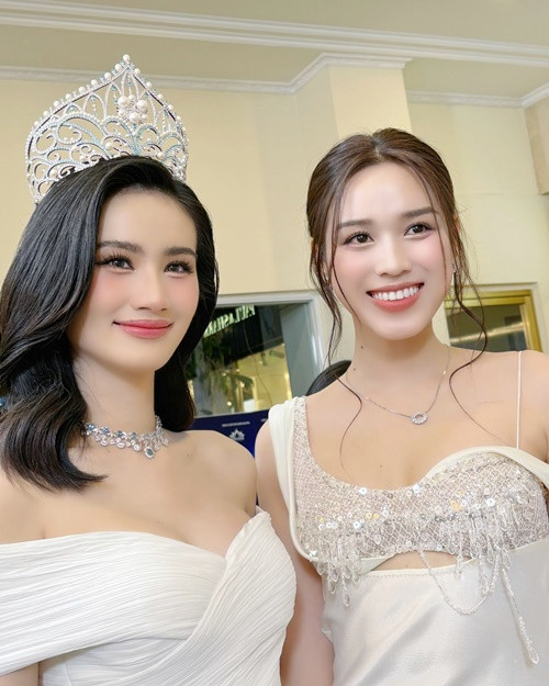 Ý Nhi gợi cảm với váy trắng trễ vai.