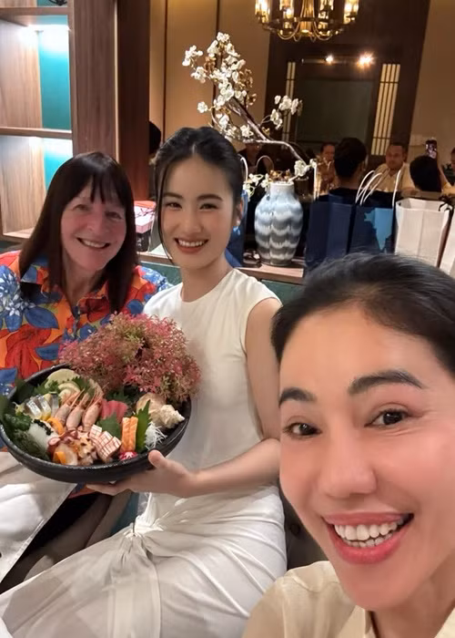 Nàng hậu chuộng trang phục tông trắng khi tham gia các sự kiện.