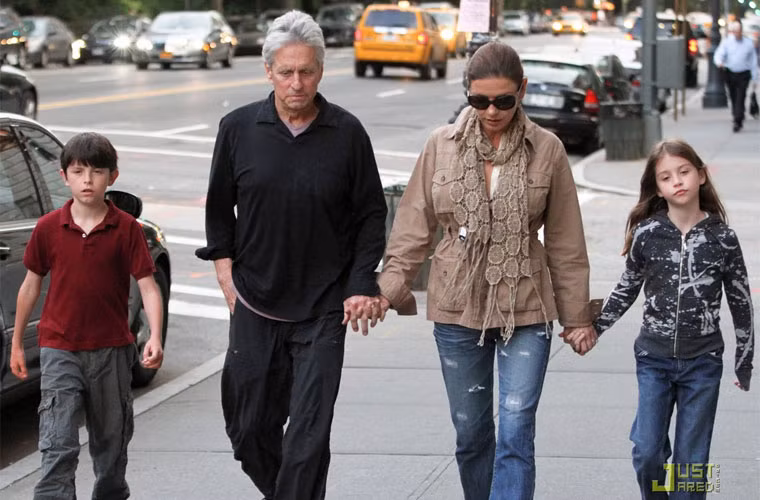 Gia đình Catherine Zeta-Jones - Michael Douglas được coi là một trong những gia đình bền vững nhất ở Hollywood. (Ảnh: Just Jared)
