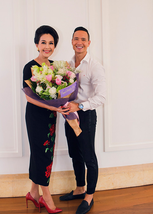 Tiệc sinh nhật của Diễm My có sự tham gia của diễn viên Kim Lý. Anh xuất hiện lịch lãm với sơ mi trắng phối quần âu đơn giản. 