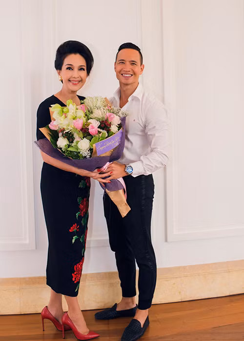 Tiệc sinh nhật của Diễm My có sự tham gia của diễn viên Kim Lý. Anh xuất hiện lịch lãm với sơ mi trắng phối quần âu đơn giản. 