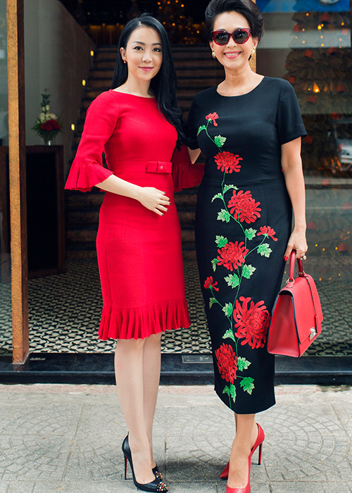 Linh Nga tươi cười chào đón Diễm My đến với buổi tiệc được cô và nhiều người bạn, anh chị chuẩn bị chu đáo. 