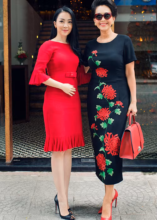 Linh Nga tươi cười chào đón Diễm My đến với buổi tiệc được cô và nhiều người bạn, anh chị chuẩn bị chu đáo. 