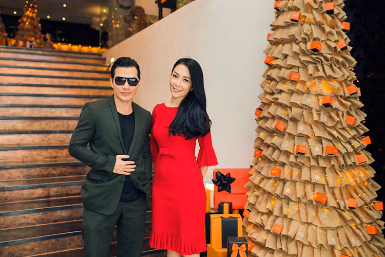 Diện bộ suit màu rêu trầm mặc, Trần Bảo Sơn vui vẻ chụp ảnh cùng với diễn viên múa Linh Nga tại tiệc sinh nhật của Diễm My. 