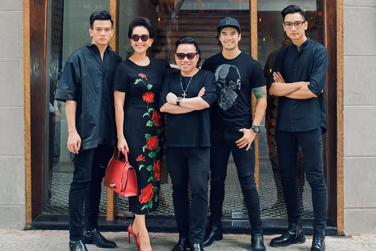 Tiệc sinh nhật của Diễm My còn có sự góp mặt của Lê Xuân Tiền (ngoài cùng bên trái), Huy Quang (ngoài cùng bên phải) và Thiên Nguyễn (thứ hai bên phải). 