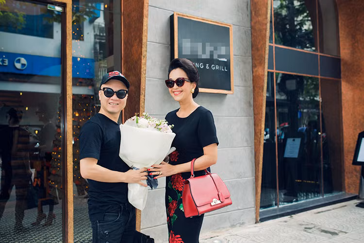 Dù đang bận rộn cho show diễn cá nhân vào ngày 9/12 nhưng NTK Đỗ Mạnh Cường vẫn dành thời gian đến chúc mừng người chị thân thiết. 