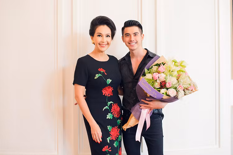 Nam diễn viên, người mẫu Hoàng Tiến Dũng cũng đến chúc mừng sinh nhật lần thứ 54 của Diễm My. 