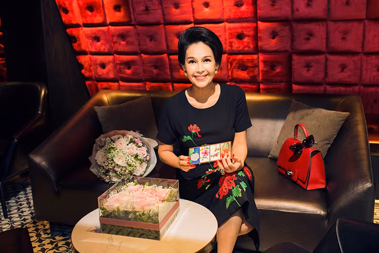 Dù được đón sinh nhật bên cạnh bạn bè thân thiết trong nhiều năm qua nhưng Diễm My vẫn cảm thấy xúc động và bất ngờ.