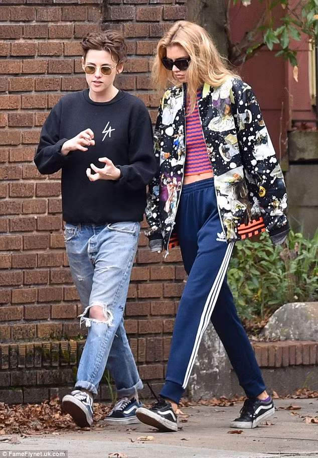 “Kristen đang hẹn hò Stella. Họ đang rất vui vẻ và hạnh phúc bên nhau”, nguồn tin cho People hay. Khi Kristen quay phim mới ở Savannah, Georgia, Stella đã tới thăm cô và hai người đã ở cùng nhau vài ngày. (Ảnh: FameFlynet).