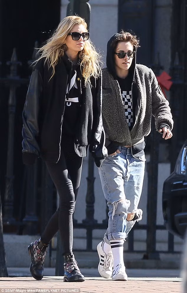 Sau một thời gian dài đồn đoán, cuối cùng một nguồn tin khẳng định Kristen Stewart và Stella Maxwell chính là một cặp. (Ảnh: Fameflynet)