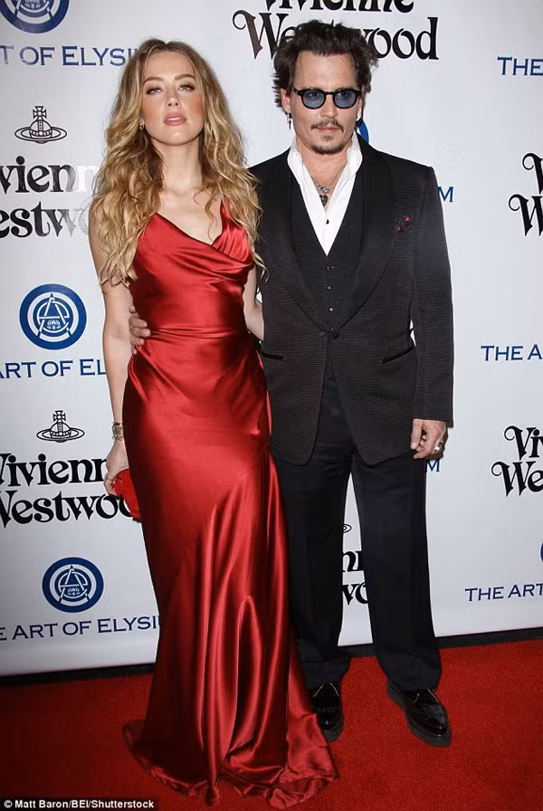 Johnny Depp bat vo cu Amber Heard tra tien phat