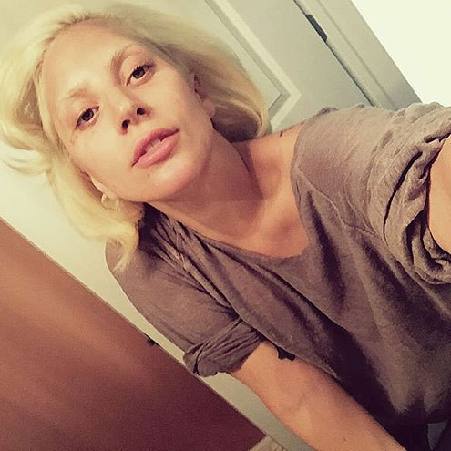 Lady Gaga trông hiền lành và như một con người khác khi rũ bỏ lớp phấn trang điểm.
