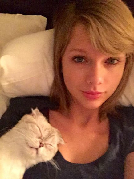 Công chúa nhạc đồng quê Taylor Swift lúc nào cũng xinh lung linh dù trang điểm hay không.