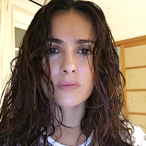 Vẻ đẹp vốn có của nữ diễn viên Salma Hayek dù không son phấn cũng khiến người đối diện phải khen nức nở.