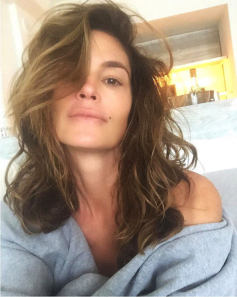 Cựu siêu mẫu Cindy Crawford vẫn tỏa sáng dù khuôn mặt hoàn toàn không make-up.