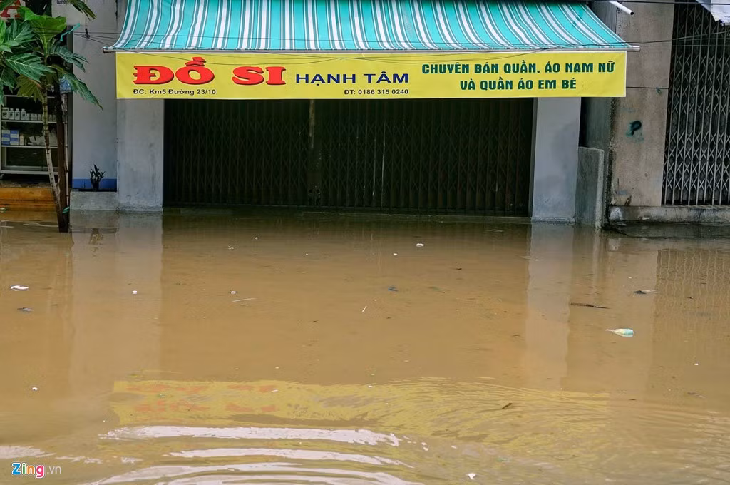Một cửa hàng phải đóng cửa vì ngập nước.
