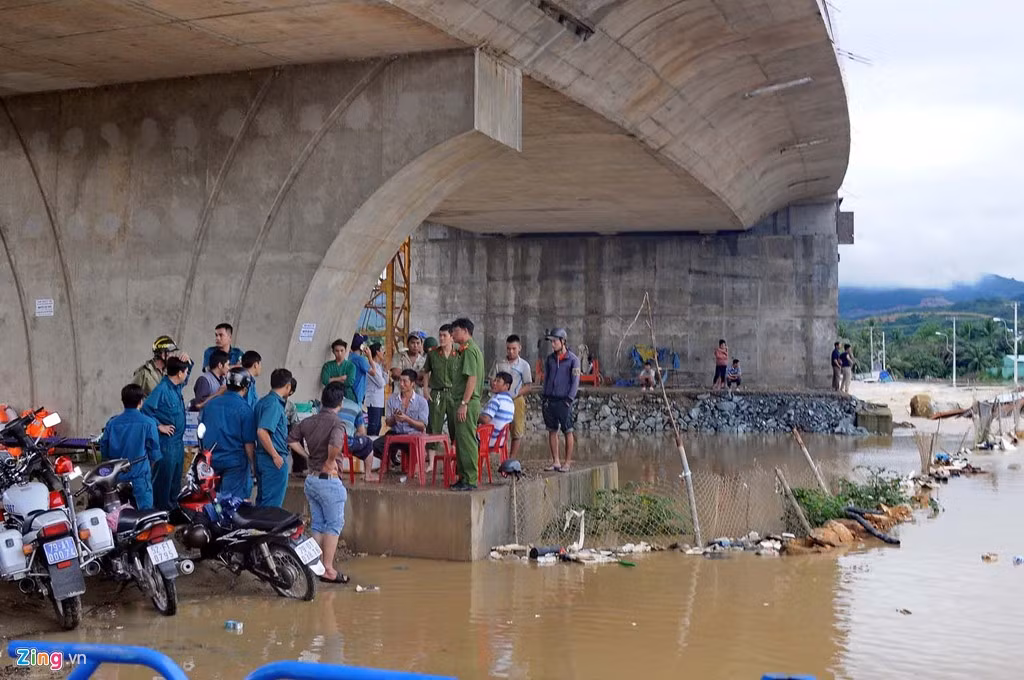 Công an và dân quân đưa những người này về phường làm tường trình.