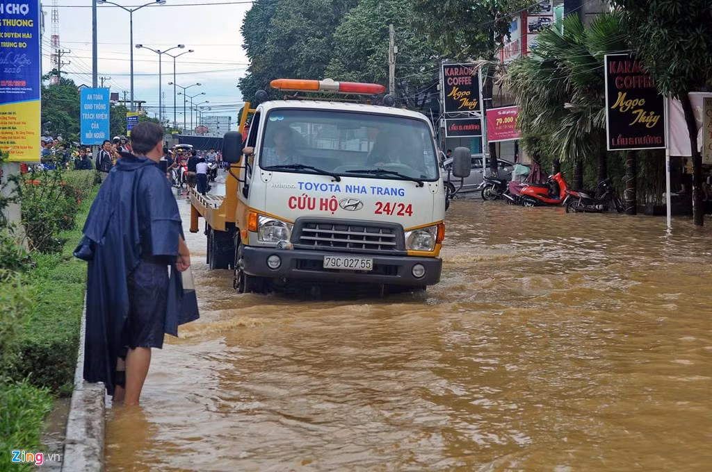 Xe cứu hộ vào khu vực ngập lụt để trợ giúp người dân. Tất cả các xe từ Nha Trang về TP.HCM đều phải đi đường sân bay Cam Ranh hoặc quốc lộ 1 ở phía bắc thành phố.