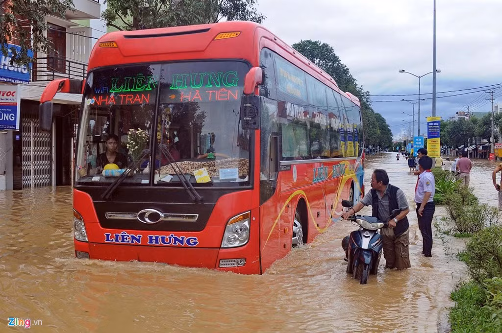 Xe khách "bơi" về hướng trung tâm thành phố Nha Trang.