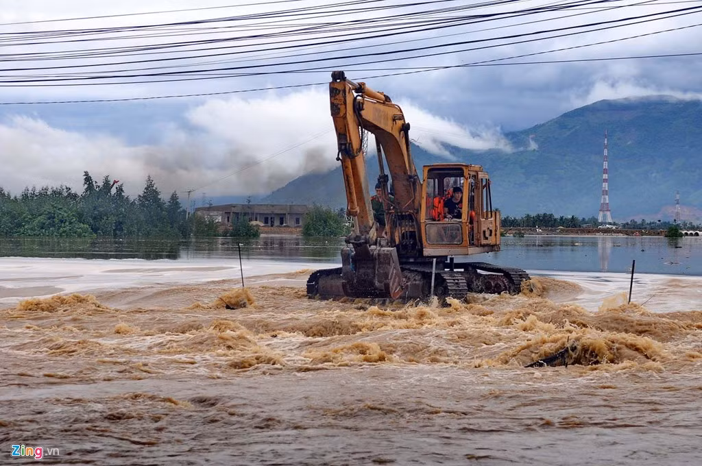 4 người mắc kẹt được máy xúc giải cứu an toàn trở về bờ.