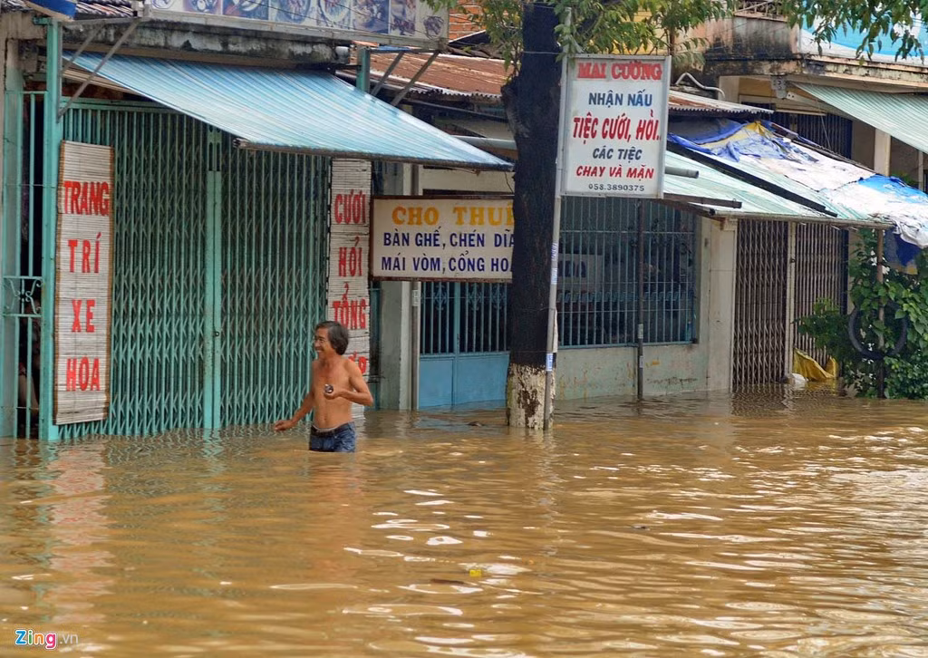 Trên đường 23/10 có đoạn nước ngập tới gần hông người lớn.