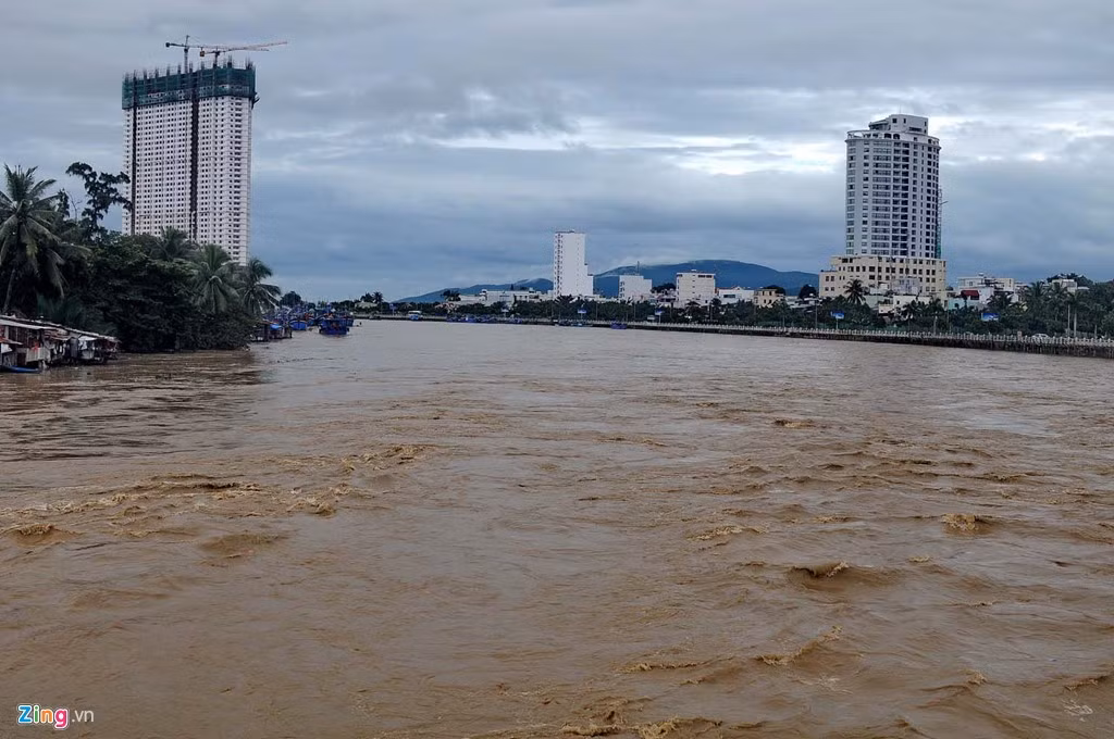 Sông Cái Nha Trang nước đang cuồn cuộn chảy qua khu vực cầu Hà Ra.