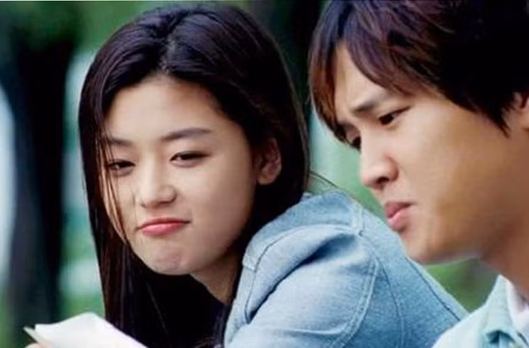 Lấn sân sang điện ảnh vào năm 1999 với bộ phim "Valentine trắng" nhưng phải tới năm 2001 khi đóng vai chính trong bộ phim "Cô nàng ngổ ngáo" (ảnh), Jun Ji Huyn mới thực sự nổi tiếng. (Ảnh: Internet)