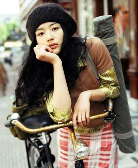 Với chiều cao 1m72, nặng 48kg, cùng khuôn mặt xinh kiểu cá tính, Jun Ji Huyn nhận được rất nhiều lời làm mẫu. (Ảnh: koreaboo)