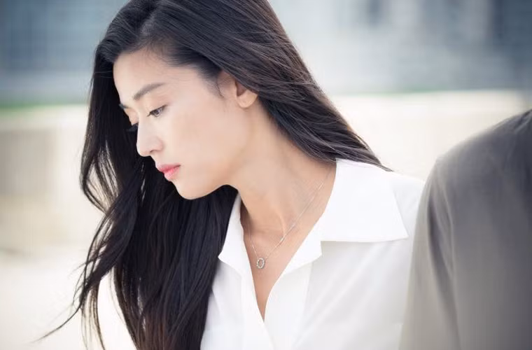 Hình ảnh mới nhất của Jun Ji Huyn trong "Huyền thoại biển xanh". (Ảnh: koreaboo)
