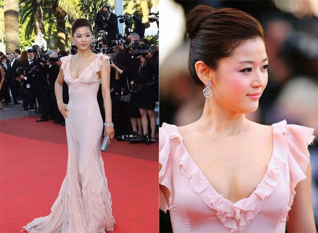 Bắt đầu từ đó, danh tiếng của Jun Ji Huyn nổi như cồn qua từng bộ phim cô đóng như: Ngọn gió yêu thương (2004), The Thieves (2012), The Berlin File 2013), cùng với phim truyền hình ăn khách Vì sao đưa anh tới (2013-2014) và Huyền thoại biển xanh (2016). (Ảnh: koreandrama)