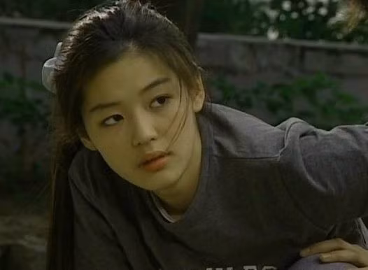 Năm 16 tuổi, Jun Ji Hyun được một biên tập viên thời trang phát hiện khi đi trên phố và trở thành người mẫu cho tạp chí Ecole Magazine vào năm 1997. (Ảnh: koreaboo)