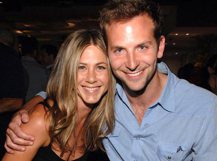 Cooper và bạn diễn Jennifer Aniston được cho là từng có thời gian hẹn hò khi nam diễn viên vừa chia tay Zellweger. (Ảnh: BEImages)