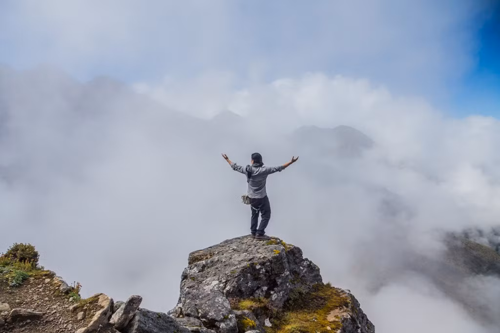 Hoàng Lê Giang là một phượt thủ được đánh giá là người truyền nhiều cảm hứng. Anh đã đặt chân tới hơn 30 quốc gia và vùng lãnh thổ, trải nghiệm đủ 4 mùa ở Himalaya qua 7 lần khám phá dãy núi này.