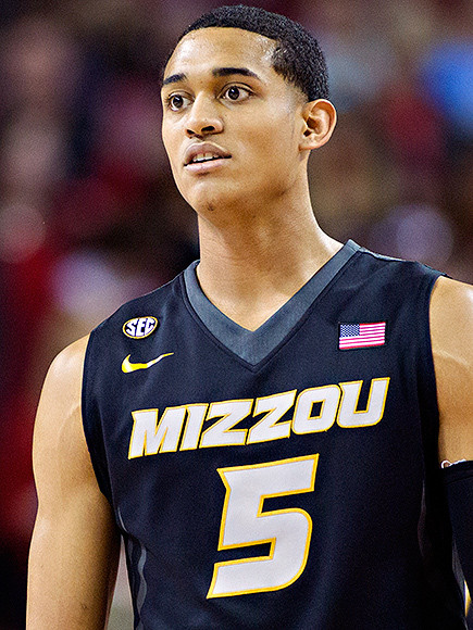 Cô người mẫu 21 tuổi và chàng cầu thủ bóng rổ Jordan Clarkson bí mật hẹn hò từ tháng 3/2016 và nguồn tin cho hay cả hai tỏ ra rất mê mệt nhau. Nhưng chỉ vài tháng sau, có nguồn tin lại cho biết Kendall chỉ coi Jordan là mối quan hệ cho vui chứ không xác định nghiêm túc. Trong tiệc sinh nhật lần thứ 21 của Kendall, Jordan cũng có mặt. (Ảnh: Getty)