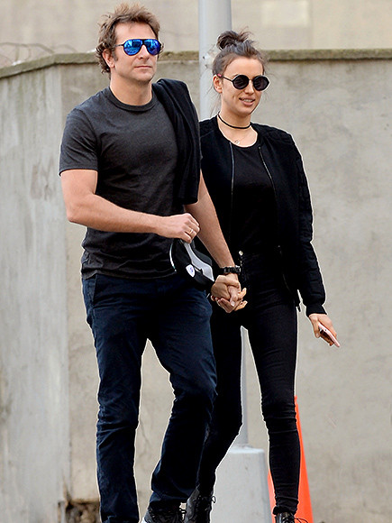 Tháng 4/2015, Irina Shayk và Bradley Cooper lần đầu hẹn hò. Hai người tay trong tay đi dự buổi công chiếu Finding Neverland chỉ sau khi Shayk chia tay Cristiano Ronaldo và Cooper bỏ bạn gái lâu năm Suki Waterhouse không lâu. (Ảnh: DOUG MESZLER)