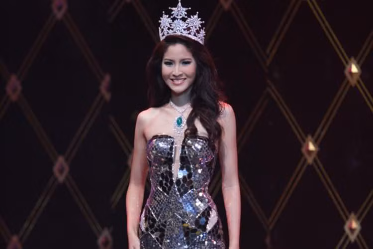 Sinh năm 1987, Farung Yuthithum đăng quang Hoa hậu Hoàn vũ Thái Lan 2007. Cô cũng từng lọt vào top 15 Hoa hậu Hoàn vũ Thế giới 2007. 