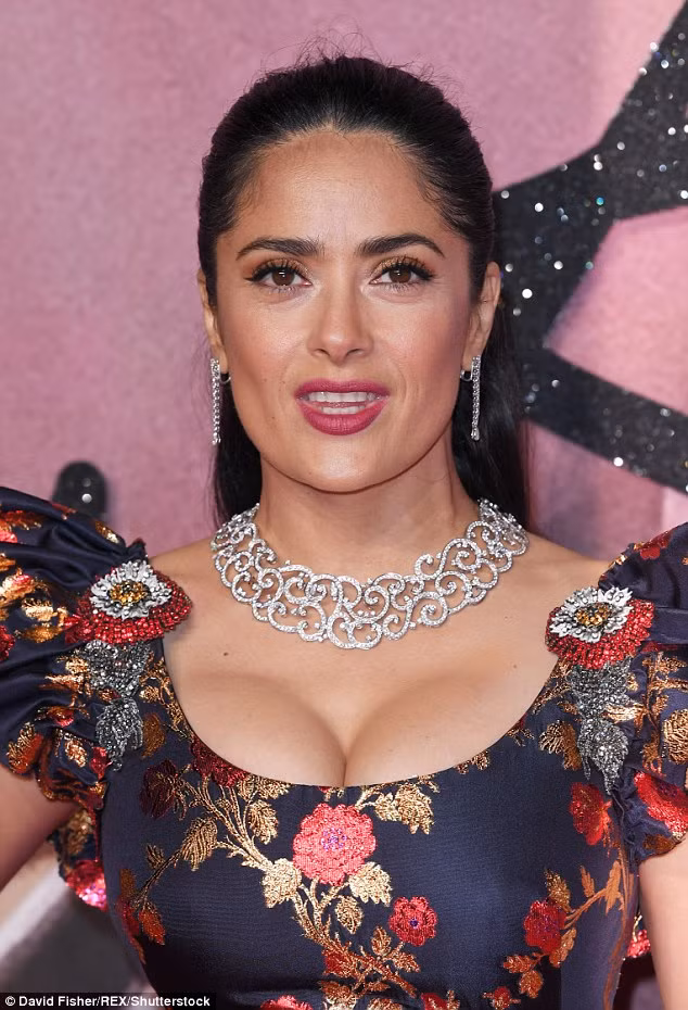 Đã quá quen với hình ảnh nữ diễn viên Salma Hayek quyến rũ và xinh đẹp nhưng có lẽ sẽ nhiều người còn ngạc nhiên hơn nữa khi biết cô đã 50 mà vẫn rất trẻ trung như thế. (Ảnh: REX)
