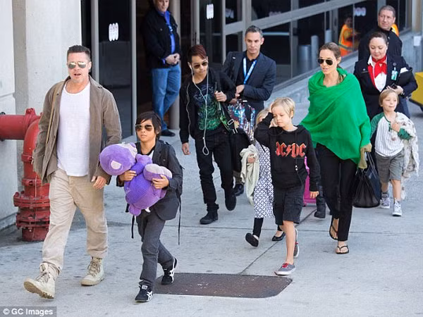 Angelina Jolie them dieu kien voi Brad Pitt khi toi tham con-Hinh-2