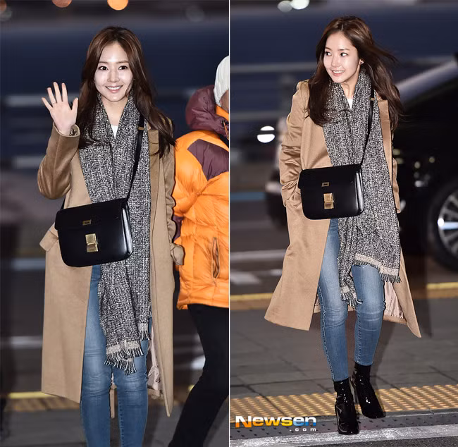 Nữ diễn viên Park Min Young tươi cười vẫy chào mọi người.