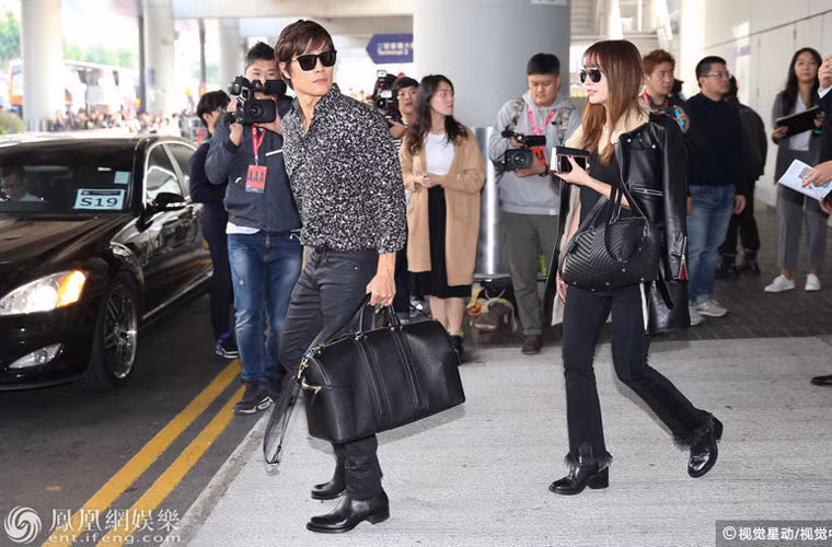 Rất nhiều nghệ sĩ Hàn Quốc đã tới sân bay Hong Kong vào chiều 1/12 để dự lễ trao giải MAMA 2016 vào tối 2/12 trong đó có vợ chồng ngôi sao xứ Hàn Lee Byung Hun và Lee Min Jun.