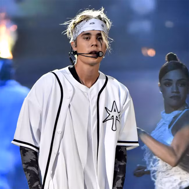 Năm ngoái, nhiều người nhận định năm 2016 Justin Bieber vẫn tiếp tục “lầy lội” như năm 2015 và điển hình là việc anh phải vứt mic giận dỗi bỏ vào hậu trường vì khán giả la ó tại Anh hồi tháng 10, rồi Justin Bieber đấm fan nam chảy máu miệng khi người này cố tình sờ vào người anh trong tour diễn Purpose ở Barcelona vào cuối tháng 11/2016. (Ảnh: Wenn)