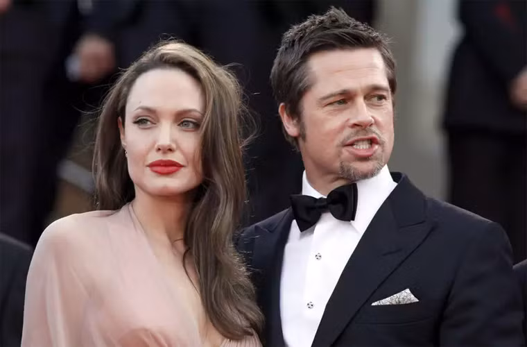 Thầy bói Betsey Lewis đã dự đoán chính xác vụ ly hôn của Angelina Jolie và Brad Pitt. Cả Hollywood ngỡ ngàng khi ngày 19/9 Jolie đột ngột đâm đơn ly hôn chồng, kết thúc mối quan hệ vốn từng được báo chí và fan hết lời ca ngợi suốt 11 năm qua. (Ảnh: Shutterstock)